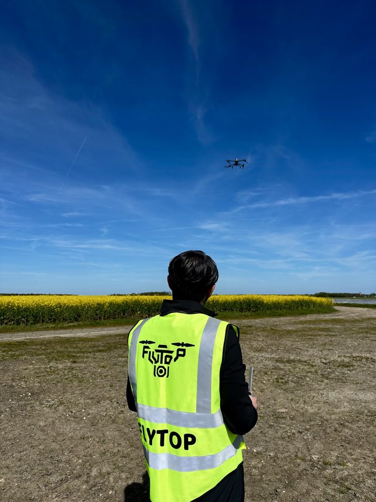 Opérateur FLYTOP agréé DGAC pilotant un drone pour un relevé topographique au-dessus d'un champ en Seine-et-Marne